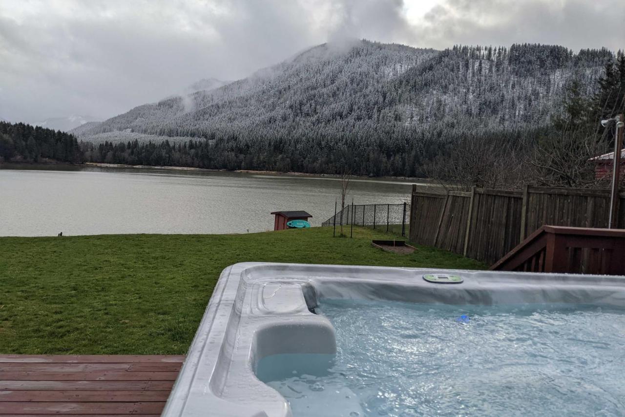 Lakefront Cabin With Stunning Mountain Views And Dock! Mineral Eksteriør bilde